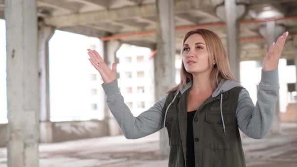 Uma jovem reza pelo fim da guerra. Guerra na Ucrânia. Movimento lento - Filmagem, Vídeo