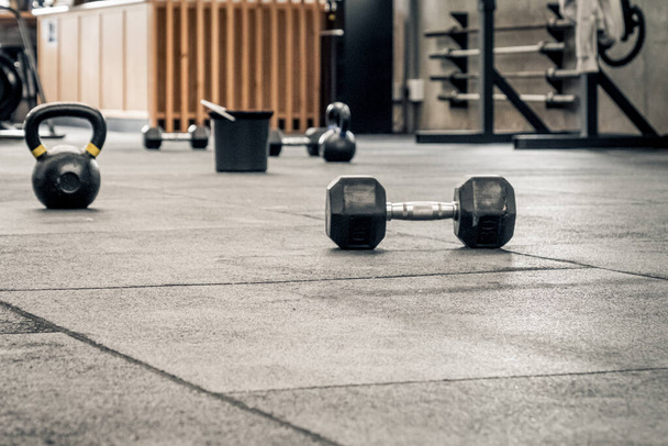 kettlebells και αλτήρες σε ένα πάτωμα γυμναστήριο δύναμης και κλιματισμού - Φωτογραφία, εικόνα