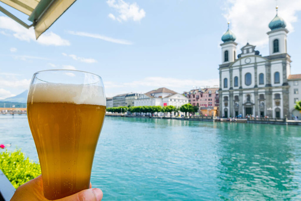 Szklanka piwa na tle wspaniałego Lucerny - Zdjęcie, obraz