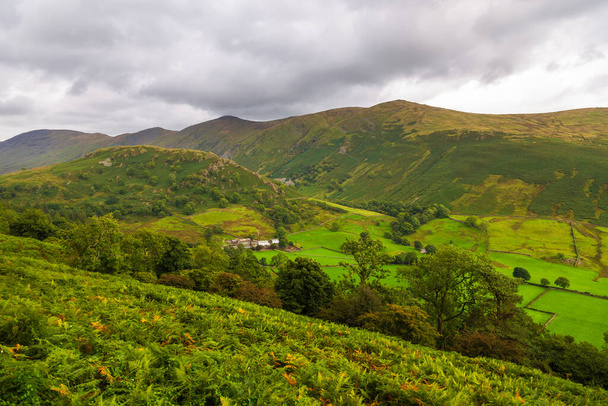 Blick auf die grünen Hügel im Lake District, Cumbria. Ländliche Landschaft, Norden Großbritanniens. - Foto, Bild
