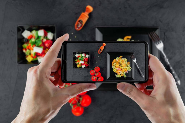 Fotografowanie jedzenia przez telefon komórkowy, na Instagram. Profesjonalna fotografia żywności w studio na telefon komórkowy. - Zdjęcie, obraz