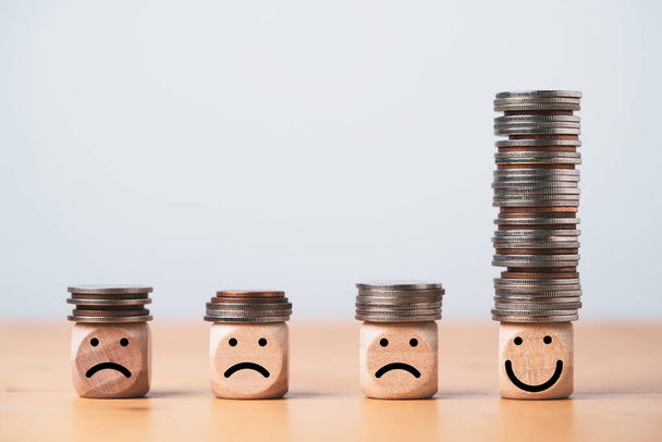 La acumulación de monedas en la cara sonriente y la cara triste para una buena planificación financiera puede hacer la felicidad en la vida, el ahorro de dinero y el concepto de inversión. - Foto, Imagen