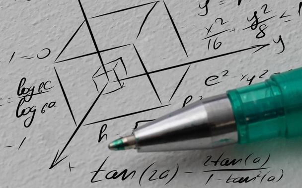 caneta escreve equações matemáticas no quadro branco. - Foto, Imagem
