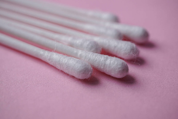 hisopos de algodón sobre fondo rosa, cosméticos e higiene  - Foto, imagen