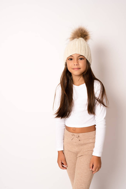 Detailní záběr portrét roztomilé usmívající se dítě dívka na sobě pletený klobouk izolované přes bílé pozadí. - Fotografie, Obrázek
