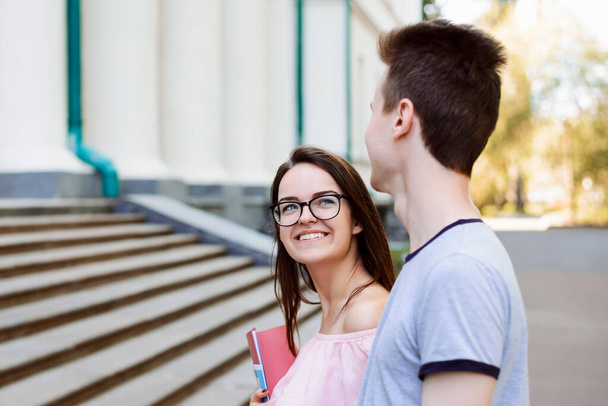 Sabahın köründe sınıfa yürüyen iki öğrenci. Aşık mutlu öğrenciler üniversiteye beraber gidiyorlar. - Fotoğraf, Görsel