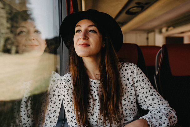 Lächelnde junge Frau im Reisebus - Foto, Bild
