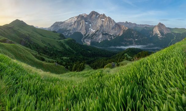 Panorama estivo in Val Badia, Dolomiti. Sullo sfondo la Marmolada, situata al Dolomiti Range, Italia - Foto, immagini