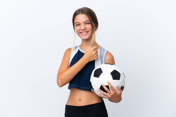 Kis kaukázusi lány focizik elszigetelt fehér háttér ünnepli a győzelem - Fotó, kép
