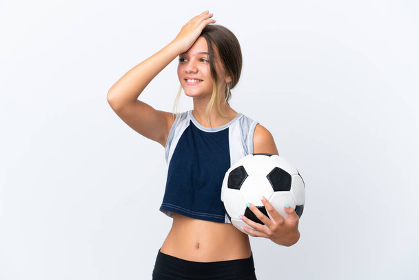 Malá běloška hrající fotbal izolované na bílém pozadí si něco uvědomila a zamýšlí řešení - Fotografie, Obrázek