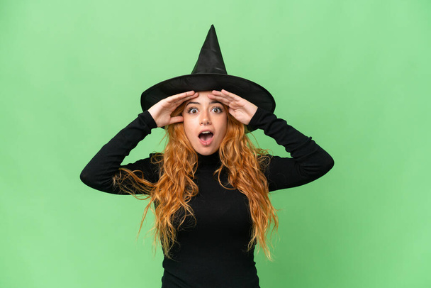 Jeune costume de femme caucasienne comme sorcière isolée sur écran vert chroma fond clé avec expression surprise - Photo, image