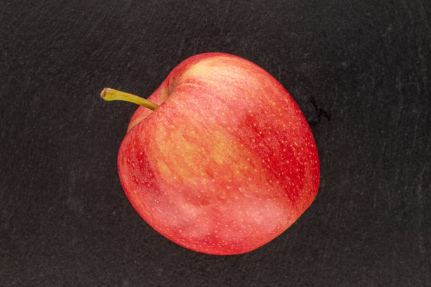 Taş üzerinde kırmızı bir elma, makro, üst manzara.. - Fotoğraf, Görsel