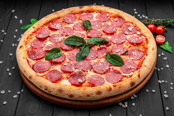 Italiaanse pizza pepperoni met salami. Heerlijke traditionele Italiaanse gerechten - Foto, afbeelding