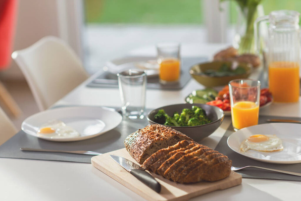 Breakfast closeup with eggs, wholegrain bread, green fresh broccoli, and orange juice - Foto, Imagem