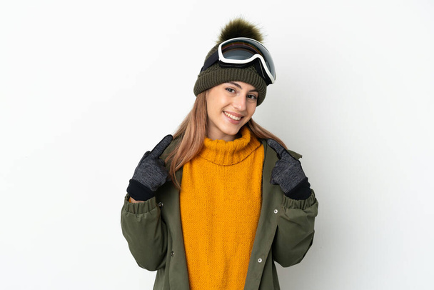 Skifahrer kaukasische Frau mit Snowboard-Brille isoliert auf weißem Hintergrund gibt eine Daumen nach oben Geste - Foto, Bild