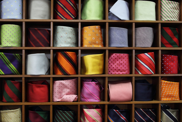 Krawatten im Regal - Foto, Bild
