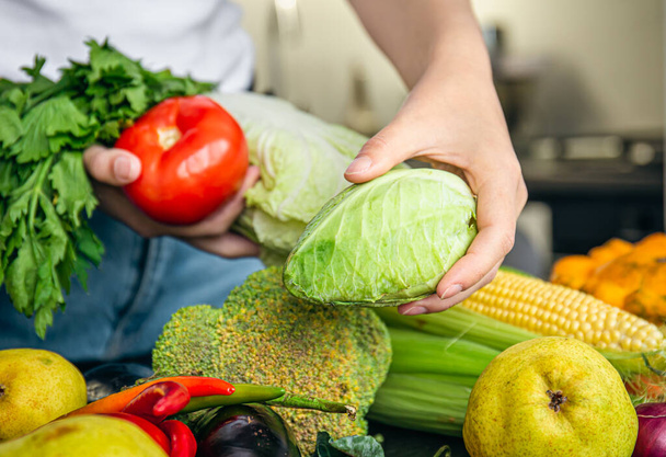 Verduras en las manos femeninas de cerca, el concepto de preparación de alimentos, alimentación saludable y dieta. - Foto, imagen