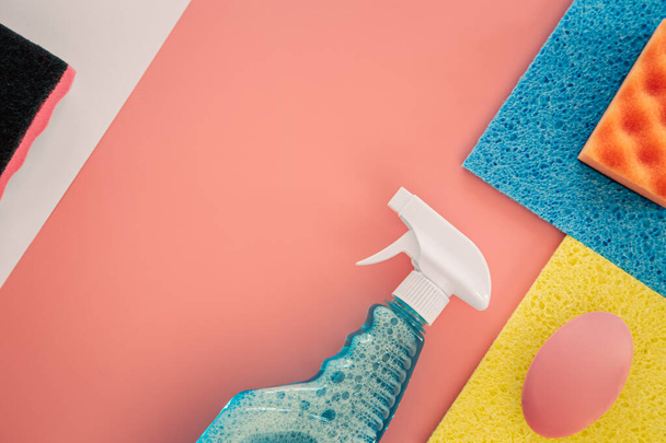Προϊόντα καθαρισμού σπιτιού σε ροζ φόντο, επίπεδη lay, μινιμαλισμός. - Φωτογραφία, εικόνα