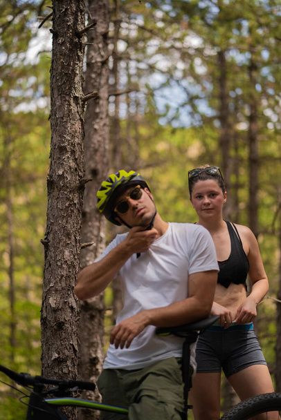Porträt eines Paares, das eine Pause vom Radfahren einlegt und den Tag genießt - Foto, Bild
