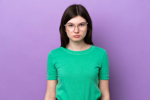 Młoda, ładna Rosjanka odizolowana na fioletowym tle w okularach - Zdjęcie, obraz