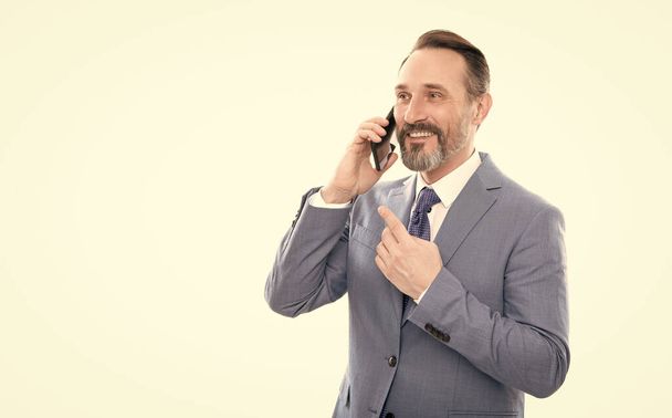 счастливый зрелый гризли менеджер в костюме говорить по мобильному телефону изолированы на белом пространстве копирования, разговор. - Фото, изображение