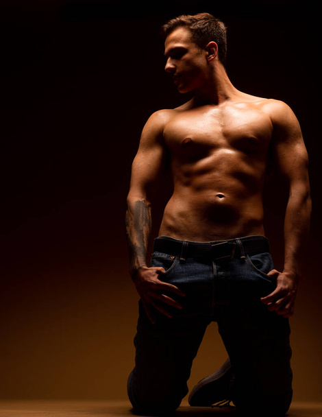 close-up studio mode shot van een aantrekkelijke shirtloze man - Foto, afbeelding