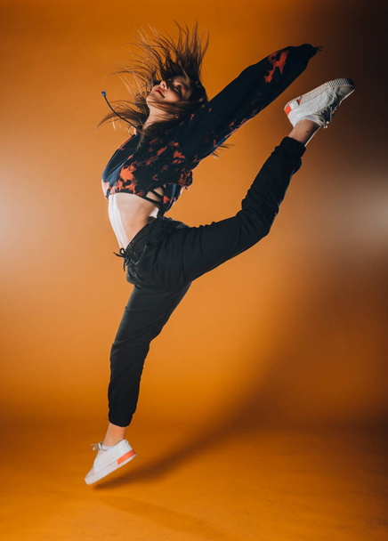 Спортивна танцівниця виконує елемент танцювальної гімнастики
 - Фото, зображення