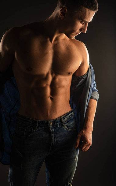 Retrato de un chico fuerte atractivo y guapo posando en topless - Foto, imagen
