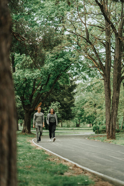 Paar spaziert auf dem Weg in den Park - Foto, Bild