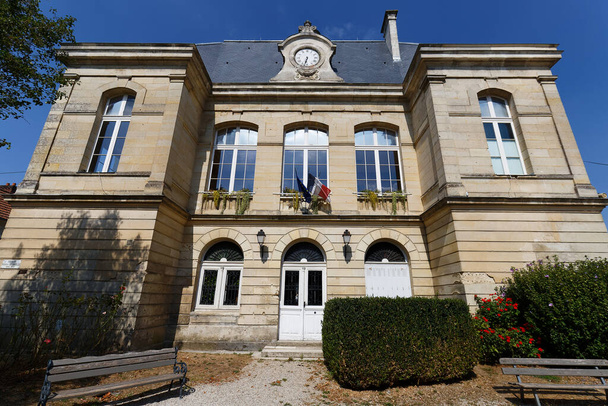 Das Pierrefonds Rathaus mit seiner Uhr und der Warnsirene auf dem Dach. Picardie. Frankreich. - Foto, Bild