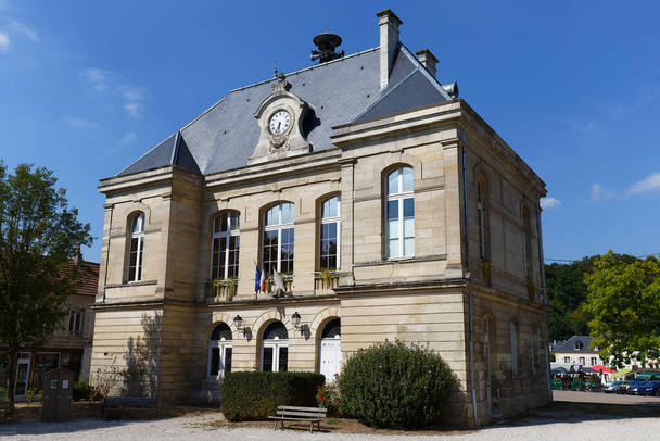 A Câmara Municipal de Pierrefonds com o seu relógio e a sirene de aviso no telhado. Região da Picardia. França. - Foto, Imagem