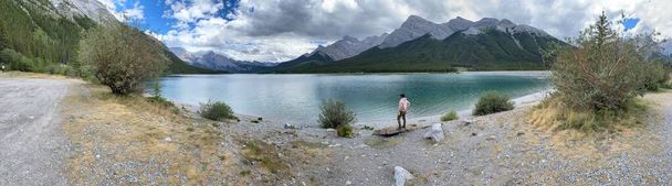 Spray lagos naturaleza lago vista cerca de Canadá Canmore - Foto, imagen