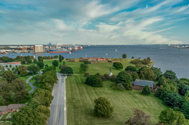 Вид с воздуха на форт Mc Henry, исторический форт в Балтиморе Мэриленд на Чесапикском заливе с мостом через залив на заднем плане - Фото, изображение