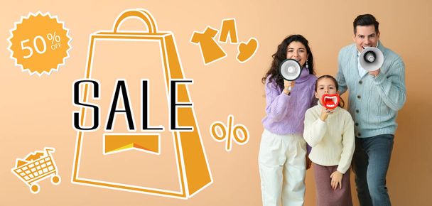 Banner for clothes sale with happy family and megaphones - Fotoğraf, Görsel