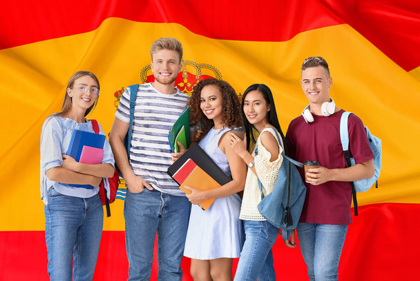 İspanya bayrağına karşı bir grup öğrenci - Fotoğraf, Görsel