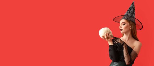Молода відьма з черепом на червоному тлі з пробілом для тексту
 - Фото, зображення