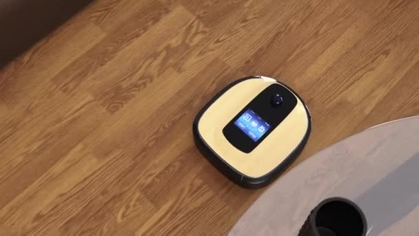 Staubsaugerroboter bewegt sich auf Fußboden - Filmmaterial, Video