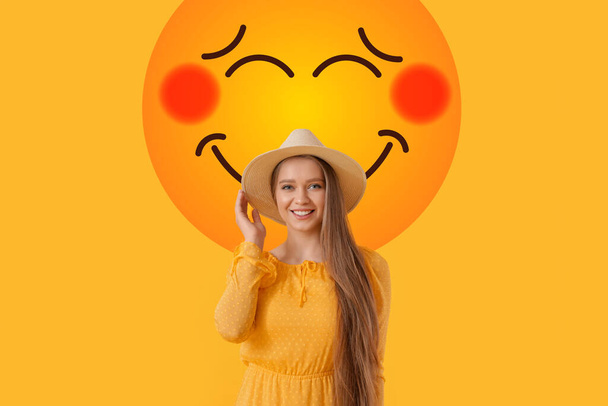 Bella felice giovane donna e sorriso disegnato su sfondo giallo - Foto, immagini