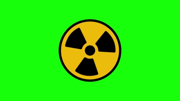 Geanimeerde straling draait rond. Nucleaire teken symbool draaien rond geïsoleerd op groene achtergrond. Geel radioactief bord draait op een groene achtergrond. Bewegingsgrafiek - Video