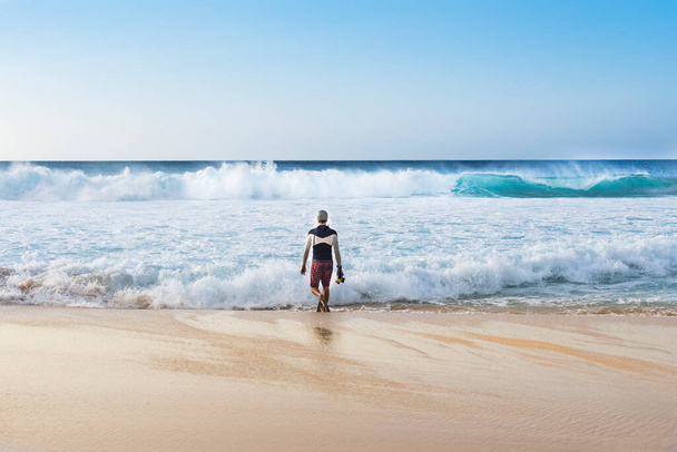Un fotografo di surf in arrivo in mare a Banzai Pipeline, Oahu, Hawaii, - Foto, immagini