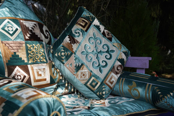 Kazak milli tarzında yastıklar ve yatak örtüleri.. - Fotoğraf, Görsel
