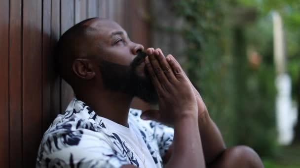 Μαύρος Αφρικανός κοιτάζει τον ουρανό με ευγνωμοσύνη και συγχώρεση - Πλάνα, βίντεο