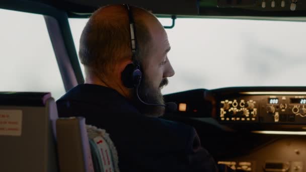 Capitão de avião apertando botões para fixar altitude e longitude, voando avião a partir do cockpit. Arrancar o motor de alimentação no painel de comando e no painel de controlo, utilizando a navegação aérea. - Filmagem, Vídeo