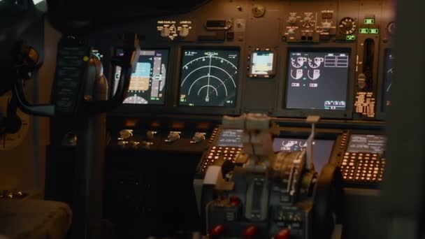 Geen mensen in de cockpit om te vliegen vliegtuig met navigatie, met behulp van dashboard en bedieningspaneel commando op te stijgen met motor gashendel. Luchtjet met knoppen en schakelhendel. Sluiten.. - Video