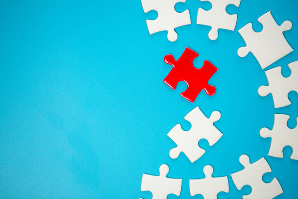 White part of jigsaw puzzle pieces on blue background. concepts of problem solving, business success, teamwork, Team playing jigsaw game incomplete, Texture photo with copy space for text - Foto, afbeelding