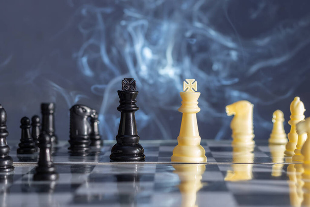 Selektiver Fokus auf König - Schachfiguren vor rauchigem Hintergrund - Foto, Bild