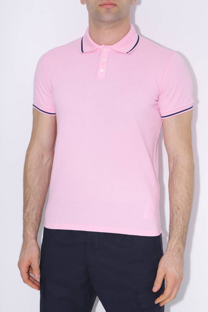camisetas rosas de los hombres maqueta. Plantilla de diseño.mockup - Foto, imagen