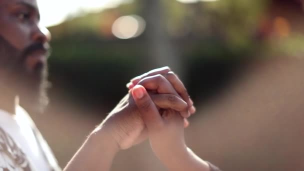 Paar handen in verbinding met elkaar buiten met lens-flare - Video