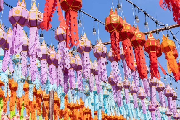 タイ北部で開催されるロイ・クラトンとニューイヤー・フェスティバルのカラフルな吊るし提灯 - 写真・画像