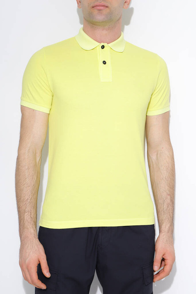 camisetas amarillas de los hombres maqueta. Plantilla de diseño.mockup - Foto, imagen